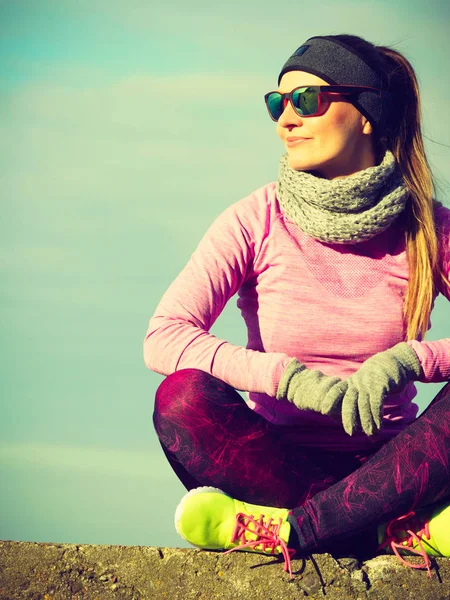 Açık havada soğuk günde spor yaptıktan sonra istirahat kadın — Stok fotoğraf