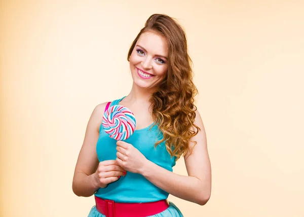 Mujer alegre chica con caramelo lollipop —  Fotos de Stock