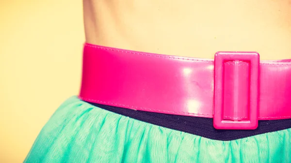 Cinturão rosa na saia de tule azul — Fotografia de Stock