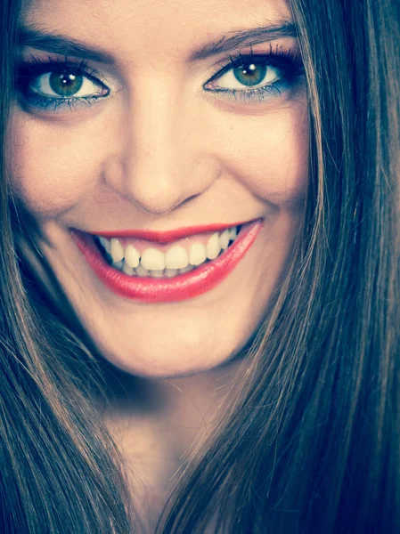 Lachende aantrekkelijke vrouw met volledige make-up — Stockfoto