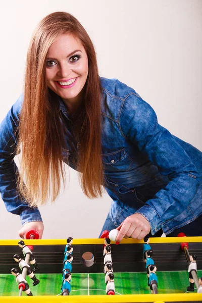 Mujer jugando fútbol de mesa juego — Foto de Stock