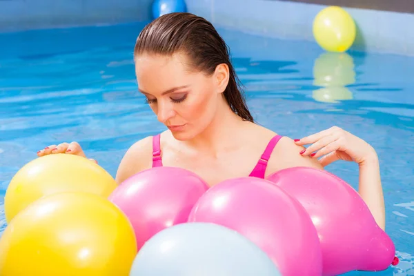 Girl relaxing in swimming pool — Stock Photo, Image