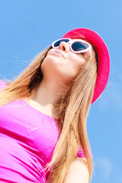 Woman wearing heart shaped sunglasses and hat — Stock Photo, Image