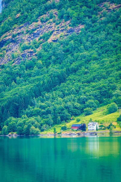 Casas de campo norueguesas nas montanhas na costa do lago — Fotografia de Stock