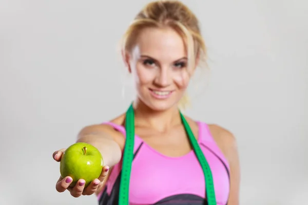 Frau fit Mädchen mit Maßband und Apfelfrüchten — Stockfoto