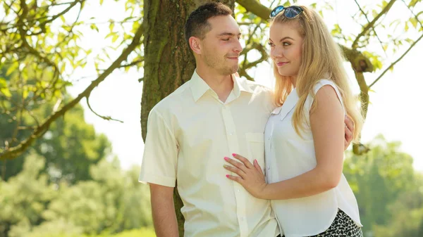 Šťastný pár s romantickou datum v parku — Stock fotografie