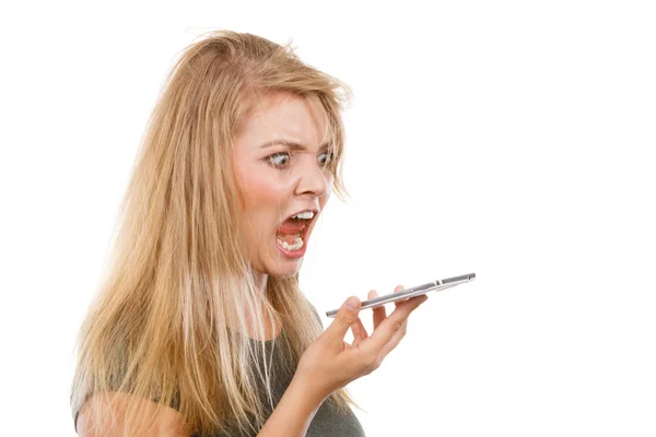 愤怒的年轻女人谈电话 — 图库照片