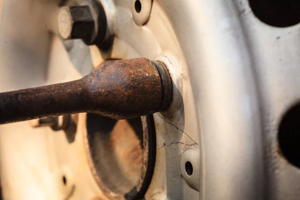 Befestigung von Autoreifen mit Felgensteckschlüssel — Stockfoto