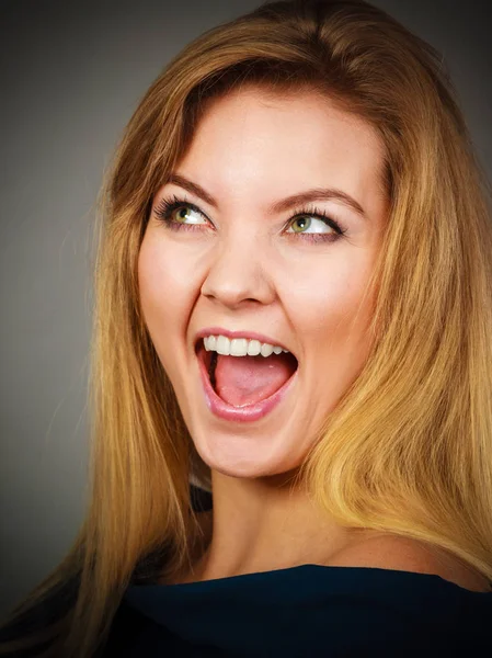 Retrato de mulher loira feliz sorrindo com alegria — Fotografia de Stock