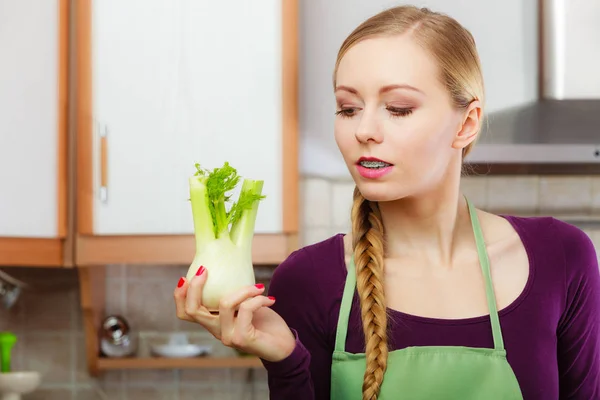 Kadın mutfakta ham rezene ampul sebze tutar — Stok fotoğraf