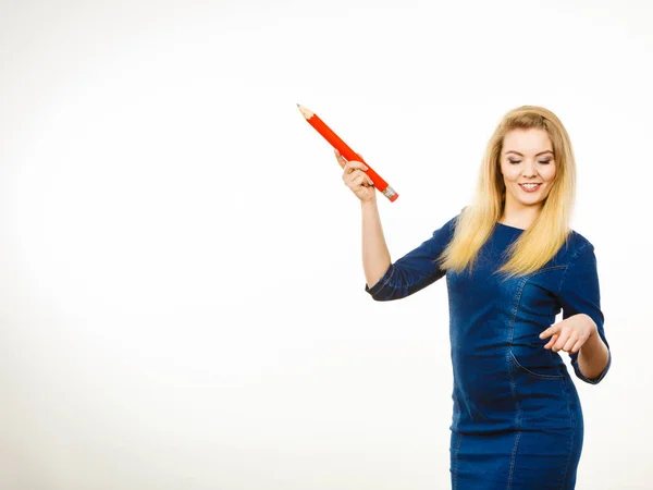Позитивная женщина держит большой карандаш в руке — стоковое фото