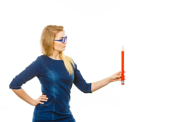 Серйозна жінка тримає великий олівець в руці — стокове фото
