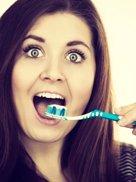 女性はペーストと歯ブラシを保持します。. — ストック写真