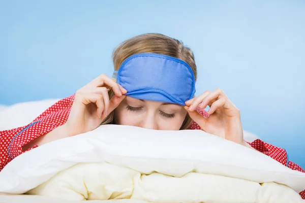 Mladá žena nosí spící oko kapela v posteli — Stock fotografie
