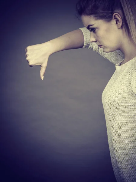 Treurige vrouw toont duim omlaag gebaar — Stockfoto