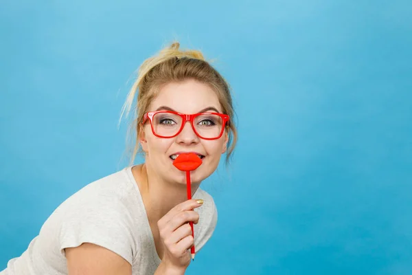 Gelukkige vrouw met valse lippen op stick — Stockfoto