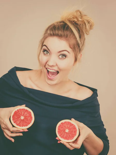 Mujer sosteniendo pomelo rojo en el pecho —  Fotos de Stock