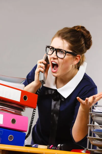 Wütende Geschäftsfrau telefoniert — Stockfoto