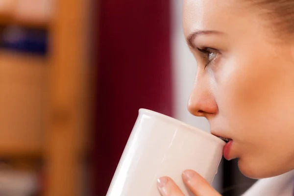 Closeup ženy pití z bílý hrnek — Stock fotografie