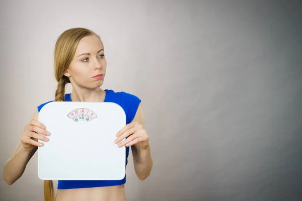 Teenage woman holding bathroom scale machine — Stock Photo, Image