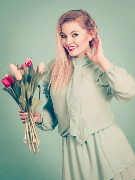 Mujer sosteniendo ramo de tulipanes flores — Foto de Stock