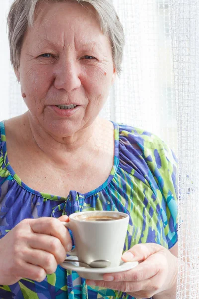 Senior kvinna dricker kaffe — Stockfoto