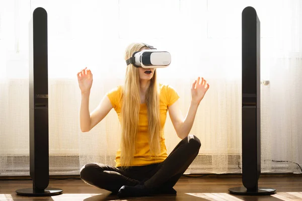 Κοπέλα φορώντας εικονική πραγματικότητα γυαλιά στο σπίτι — Φωτογραφία Αρχείου