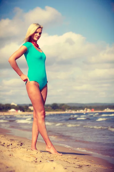 Žena na pláži na sobě plavky — Stock fotografie