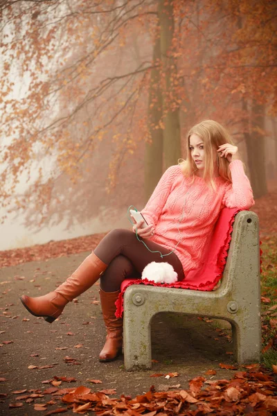 Mädchen hört Musik im Herbstpark — Stockfoto