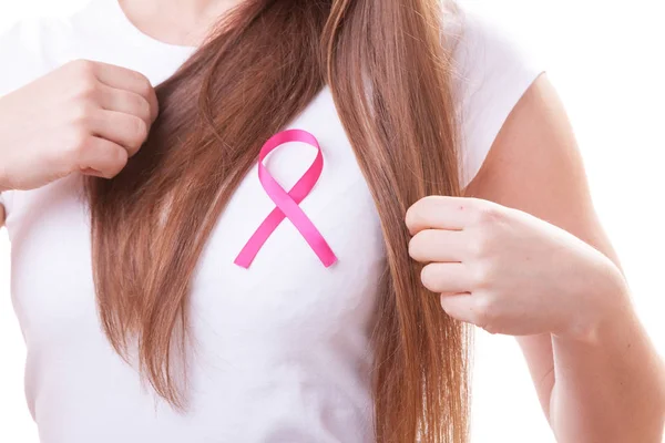 Ruban rose sur la poitrine de la femme pour soutenir la cause du cancer du sein — Photo