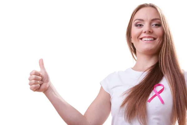 Donna nastro rosa cancro sul petto rendendo pollice in su — Foto Stock