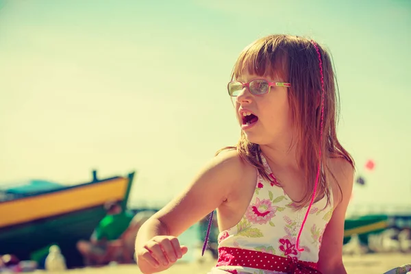 Småbarn flicka som leker på sommaren på stranden — Stockfoto