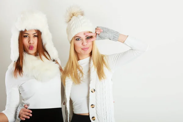 Dos chicas en ropa de invierno caliente divirtiéndose . —  Fotos de Stock