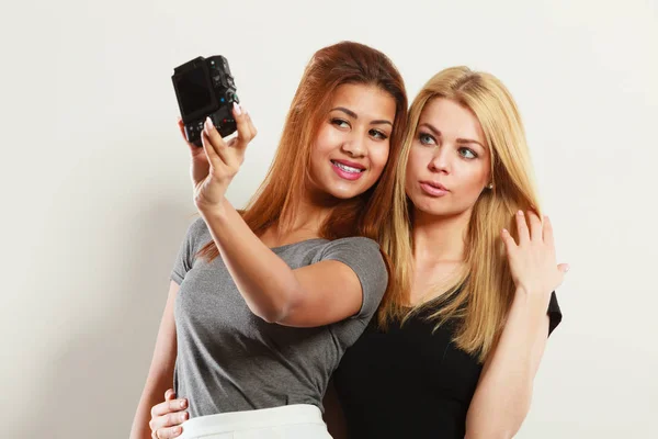 Dos modelos de chicas tomando auto foto con la cámara —  Fotos de Stock