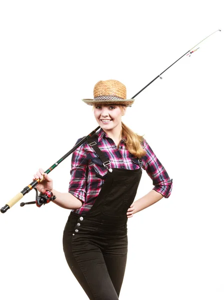 Mujer feliz en sombrero de sol sosteniendo caña de pescar — Foto de Stock