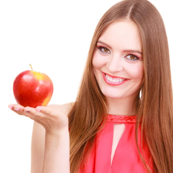 Mulher encantadora menina maquiagem colorida detém fruta de maçã — Fotografia de Stock