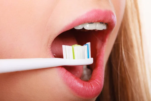 Donna lavarsi i denti con l'apparecchio a spazzola — Foto Stock