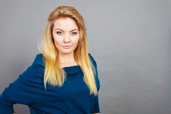 Retrato loira jovem mulher ter sério rosto expressão — Fotografia de Stock