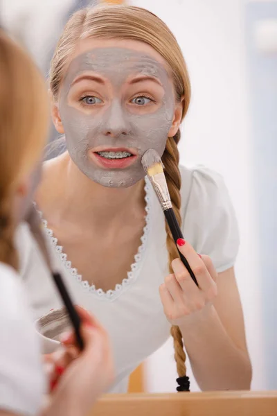 Mulher com máscara de barro cinza no rosto — Fotografia de Stock