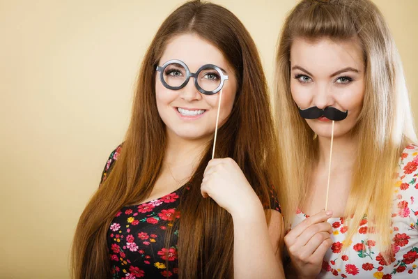 Twee vrouwen houden van snor en brillen op stick — Stockfoto