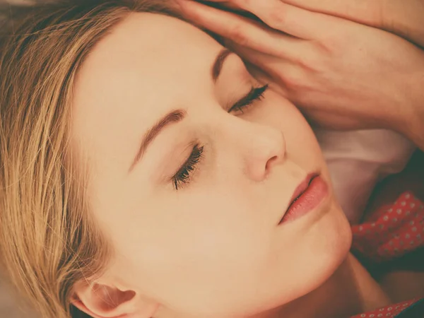 Vrouw die in bed slaapt — Stockfoto