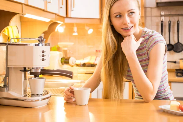 コーヒー マシンから台所の女 — ストック写真