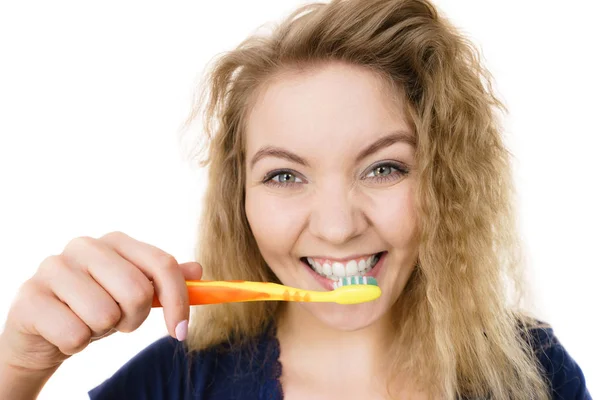 Счастливая позитивная женщина чистит зубы, изолирован — стоковое фото