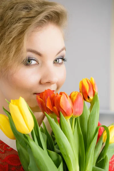 Mulher segurando buquê de flores de tulipas — Fotografia de Stock