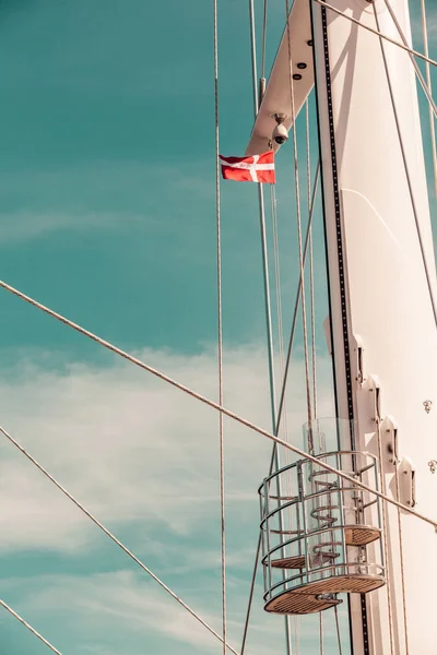 Bandera de Dinamarca en el mástil, cielo azul en el fondo — Foto de Stock
