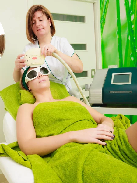 Donna ottenere il trattamento laser in estetista — Foto Stock