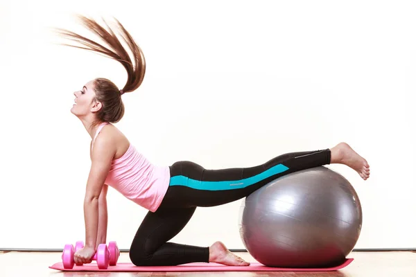 Girl warming up with ball and dumb bell weights. — Stock Photo, Image