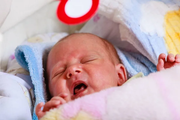 Beetje triest pasgeborene huilen — Stockfoto