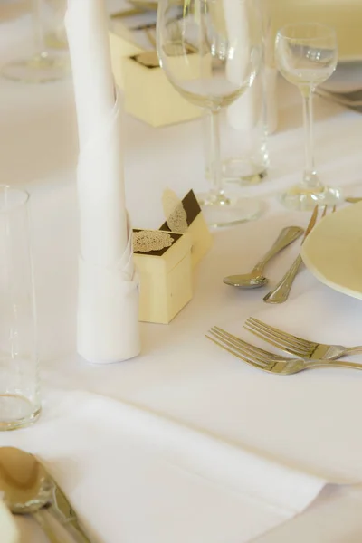 Closeup detalhada de utensílios de mesa, talheres e decorações de casamento — Fotografia de Stock