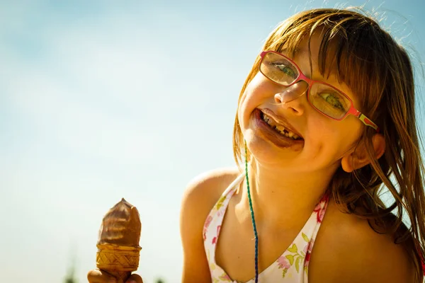 Småbarn flicka äter glass på stranden — Stockfoto